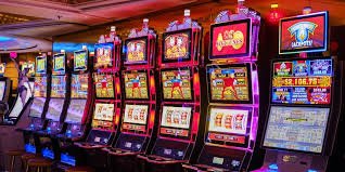 Poker ကတ်ဂိမ်း Table ပေါ်တွင် ကစားနေပုံ