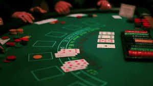 Baccarat နှင့် ကတ်ဂိမ်းများ ကစားနေပုံ